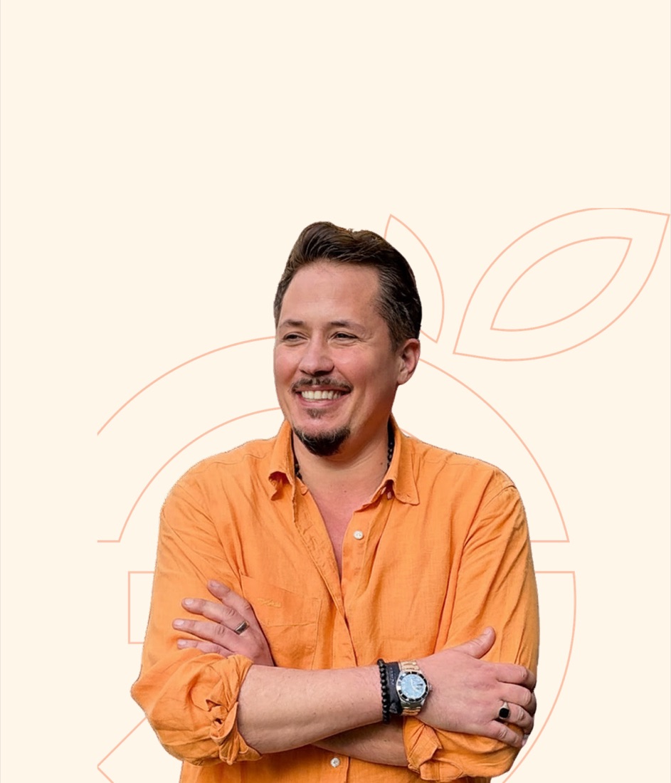 Jan Eric Bollig, THE Orange Guy, lächelnd im orangefarbenen Hemd